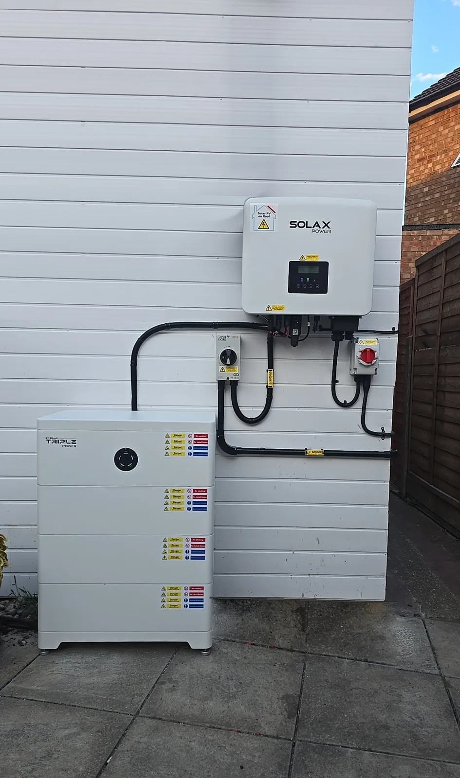 SolaX X1-Hybrid inverter and Triple Power battery tower